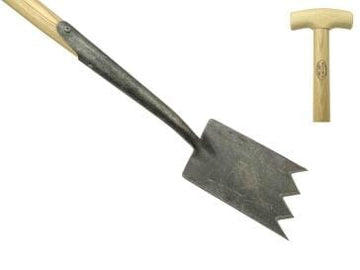 Dewit Shark Tyne Spade 750mm with serrated blade and ash wood shaft